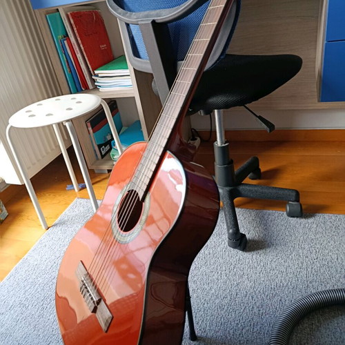 Classical guitar 3/4 like new with case, music stand, footrest and holder