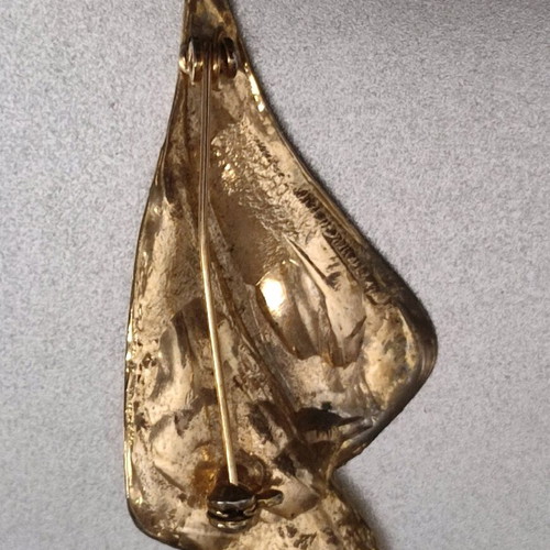 Decorative pin like new, gold color