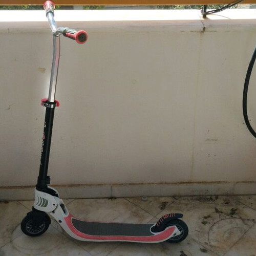 Globber scooter like new, adjustable handlebar, foldable