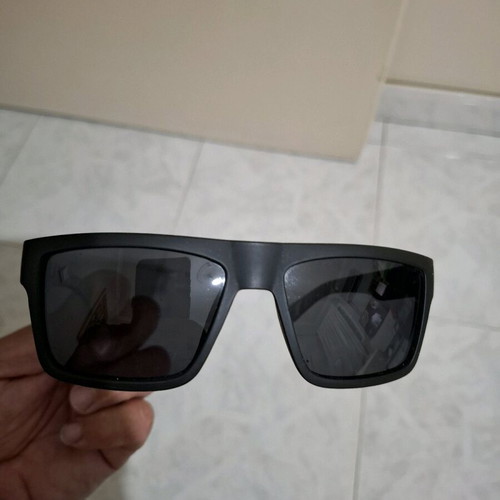 Sunglasses with polarized lens in like new condition, black