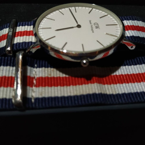 Daniel Wellington Classic 40mm watch like new with 2 fabric straps