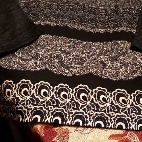 Blouse medium black and white with zipper at neck