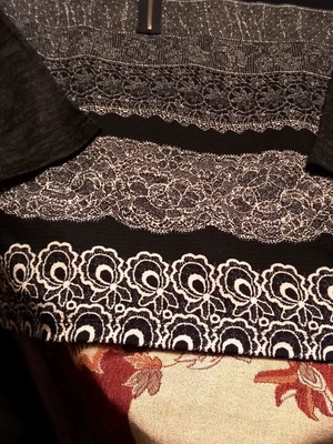Blouse medium black and white with zipper at neck