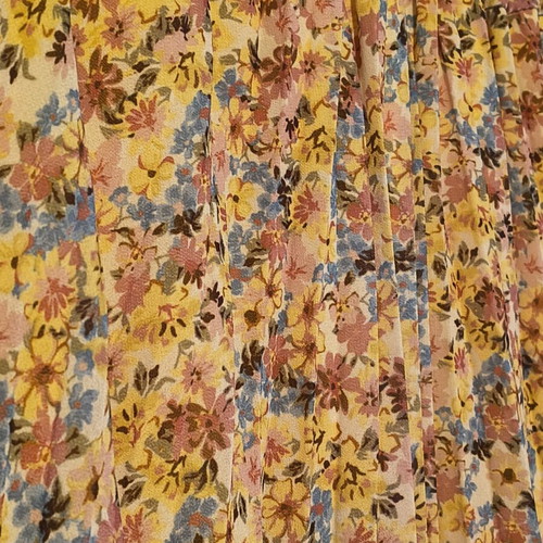 Pleated skirt like new with timeless floral pattern and elastic waist