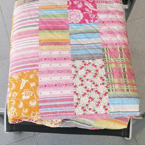 Single bed quilt like new, ideal for spring and autumn