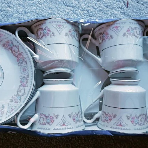 Coffee and tea cup set porcelain floral design, like new, 6 pcs