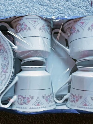 Coffee and tea cup set porcelain floral design, like new, 6 pcs
