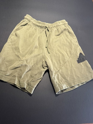 Adidas παιδικό shorts σε χακί χρώμα μέγεθος Μ σαν καινούργιο