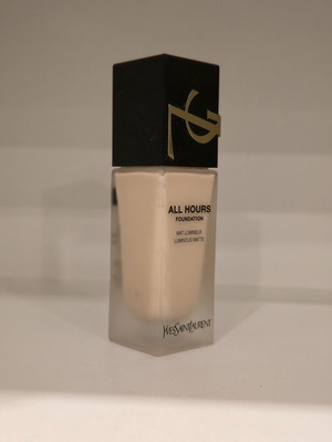 Yves Saint Laurent All Hours Foundation 25ml LC3 like new, matte finish