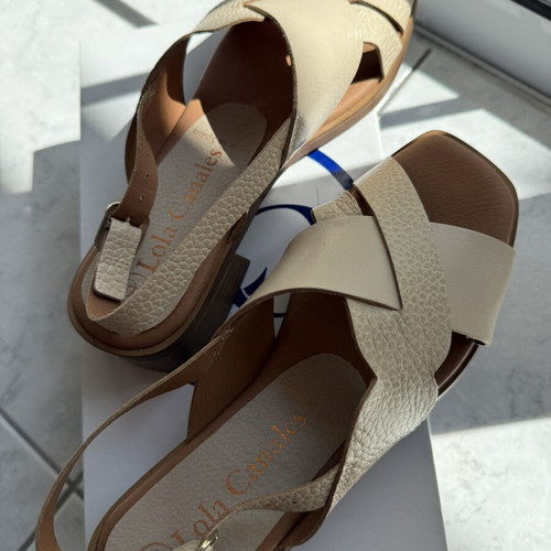 Lola Canales women's sandals size 38 like new, beige
