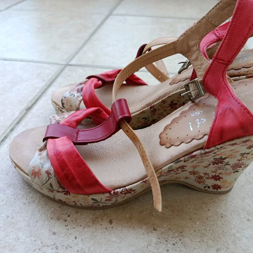 Women's platform sandals like new with floral design, size 36