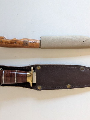 Σετ 2 παραδοσιακών κρητικών μαχαιριών μεταχειρισμένα με θήκες και μαντινάδες