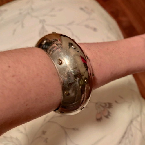 Silver bracelet like new with discreet studs