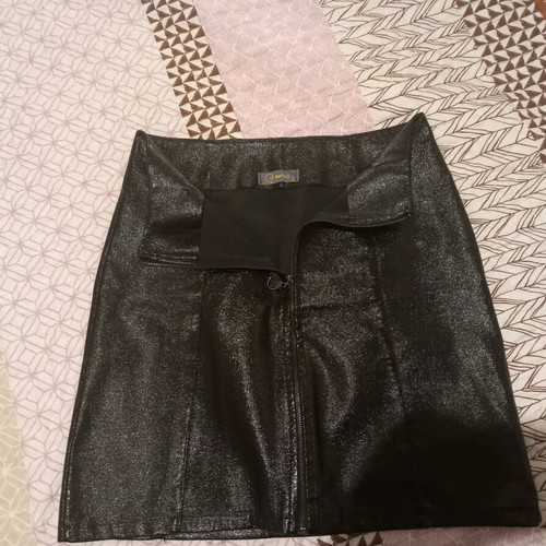 Owtwo vinyl skirt like new, one size, black with zipper