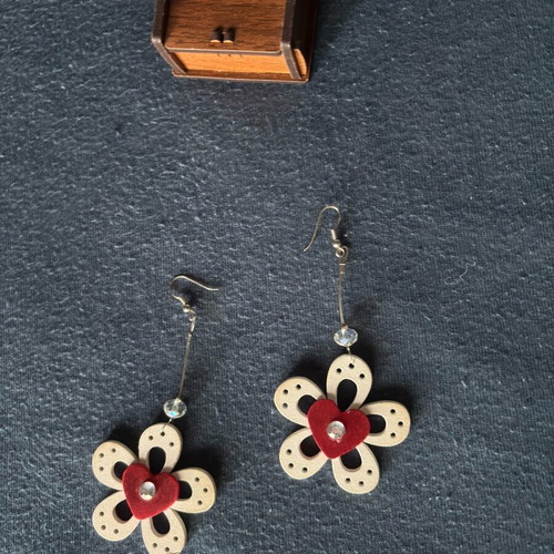 White flower earrings with hearts made of stainless steel like new