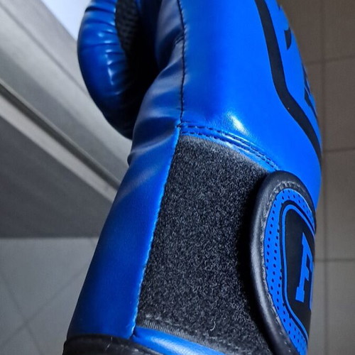 Force1 8 OZ boxing gloves like new, kids size