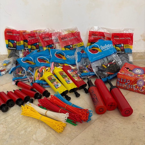 Balloon construction kit with Qualatex balloons, pumps, accessories