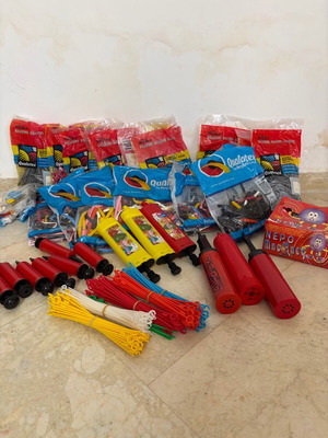 Balloon construction kit with Qualatex balloons, pumps, accessories