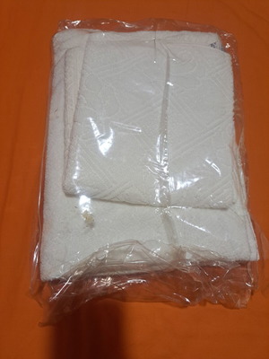 Towel set white 2 pieces new, face embossed and plain body