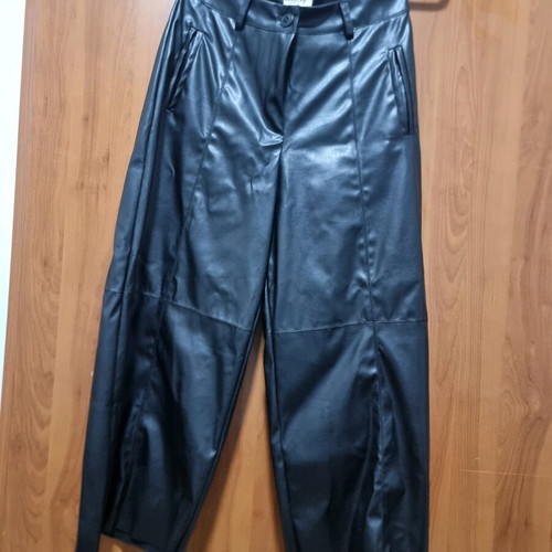 Naiba leather black zip culottes like new