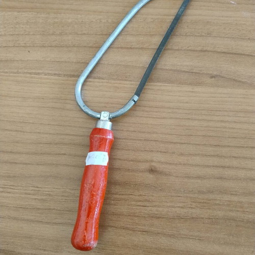 Hand saw used with red wooden handle, 14.5 cm blade length