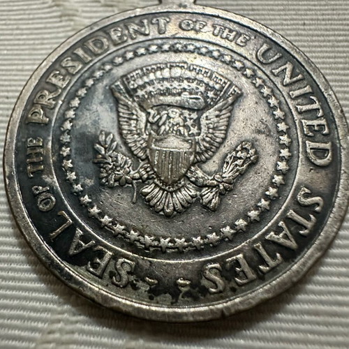 White House Commemorative Medal like new, US President Seal vintage