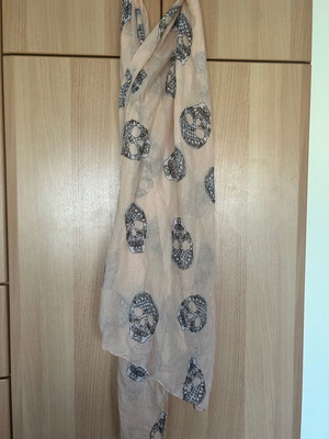 Pink scarf type Alexander MCqueen used