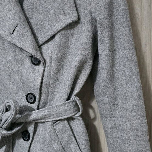 Gray coat with buttons and belt like new