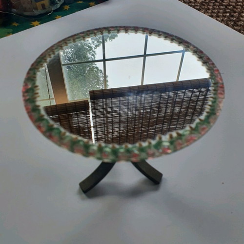 Mini decorative table like new with mirror and bronze legs
