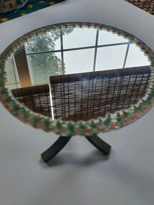 Mini decorative table like new with mirror and bronze legs