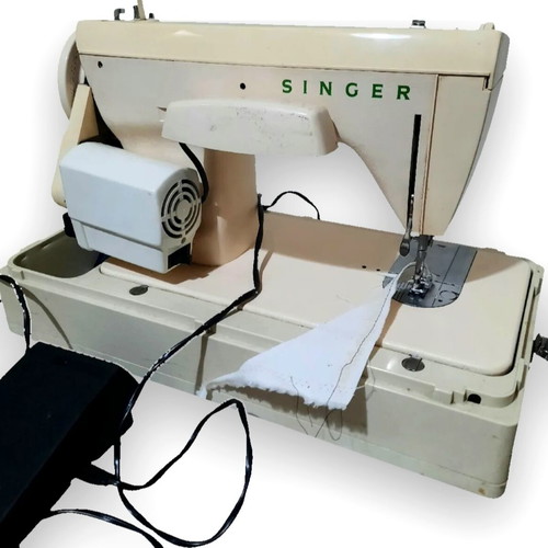 Singer sewing machine made in Brazil 220V like new with case and accessories
