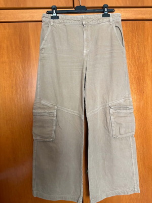 Zara women's beige pants size M like new with minor seam damage