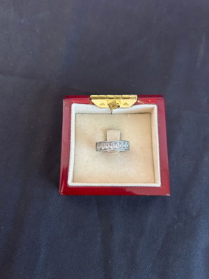 Silver 925 ring with white stones like new