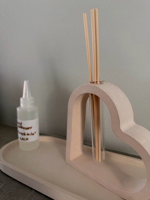 Handmade reed diffuser with porcelain heart and oval tray