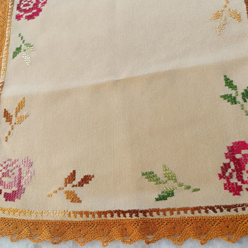 Vintage handmade tablecloth 31×32 cm with embroidery, used