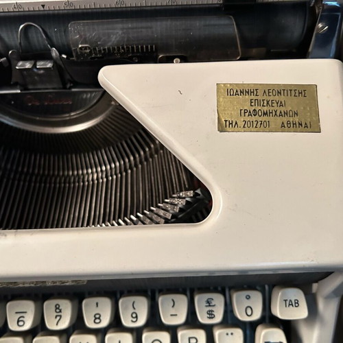 Olympia SF De Luxe typewriter used, collectible with original case
