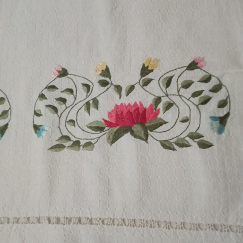 Handmade embroidered vintage table runner 1987 like new