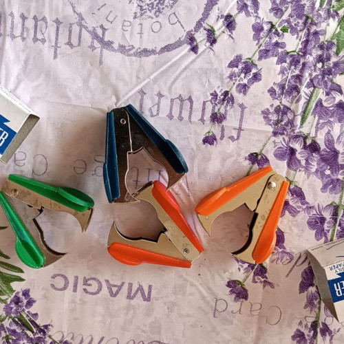Staple removers crab style new, pack of 48, assorted colors