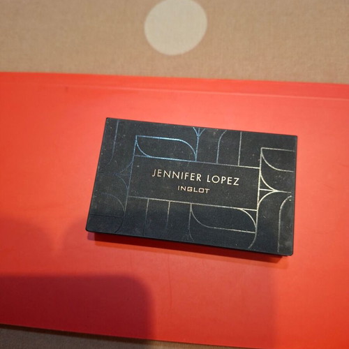 Jennifer Lopez eyeshadow palette used with brush