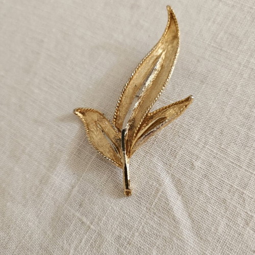 Leaf design pin like new, gold finish with engraved veins