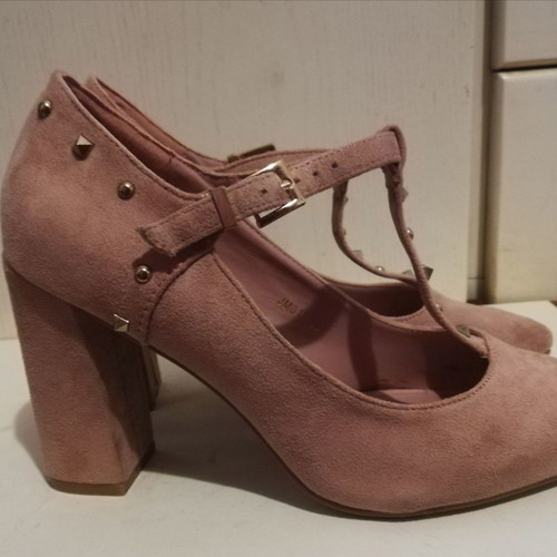 Pink suede pumps size 39 like new with strap and metal details