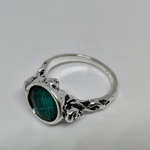Jack Sparrow ring like new with green stone and skull details