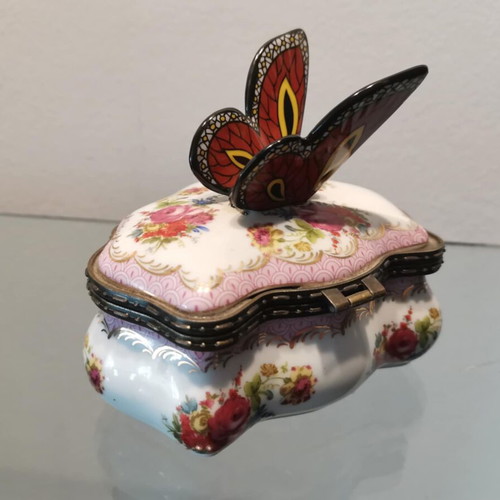 Limoges porcelain jewelry box used with butterfly decoration