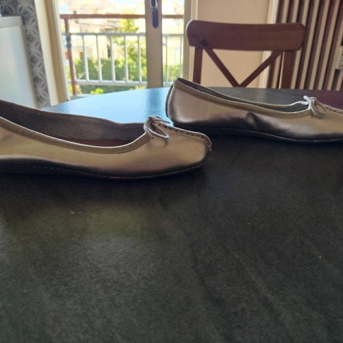 Clarks ballerinas size 39 like new, gold color