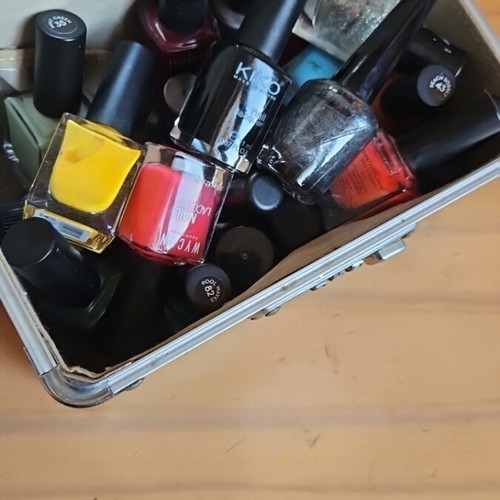 Nail polish like new, whole box