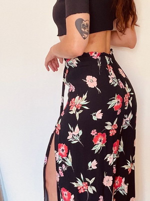 Floral culotte pants with side slit like new, size M, black