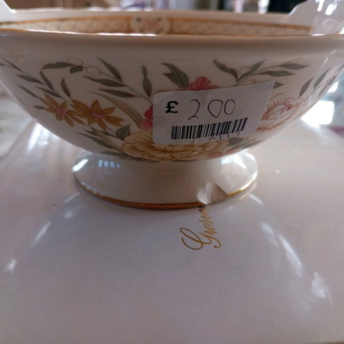 Spoons and bowl like new, set of 6 with handle, minor defect