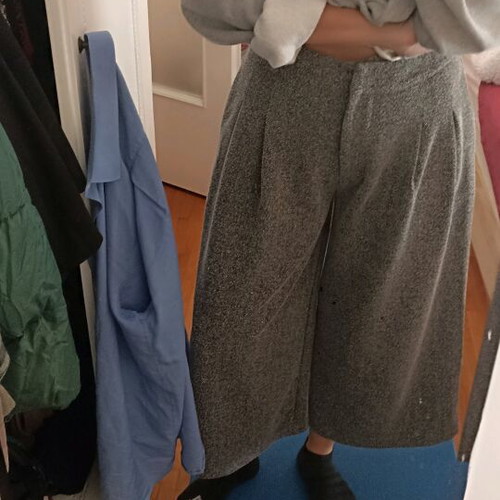 Manolo gray crop pants large like new