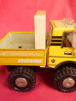 Tin USSR RADUGA M8 truck from the 1960s in very good condition