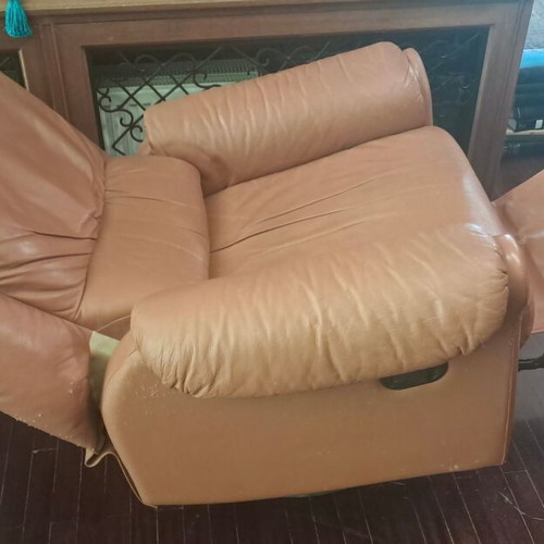 Reclining leather armchair used with automatic mechanism and swivel